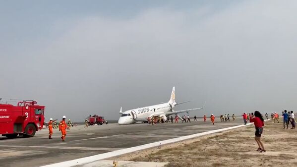قامت طائرة تابعة للخطوط الجوية ميانمار الوطنية بهبوط اضطراري في مطار ماندالاي، ميانمار، 12 مايو/ أيار 2019 - سبوتنيك عربي