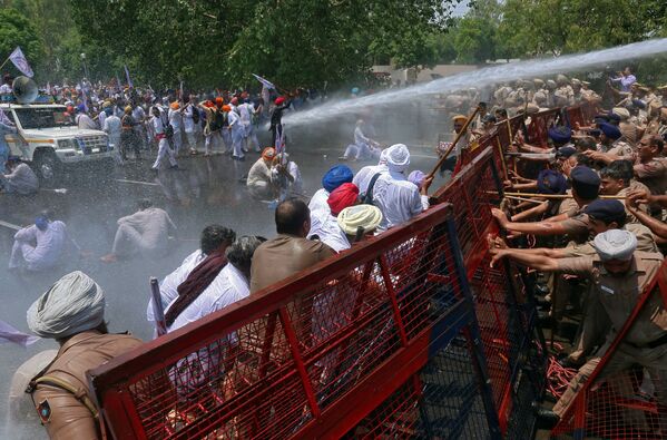 الشرطة الهندية تفض تجمع المتظاهرين في شانديغار، الهند، 14 مايو/ أيار 2019. - سبوتنيك عربي