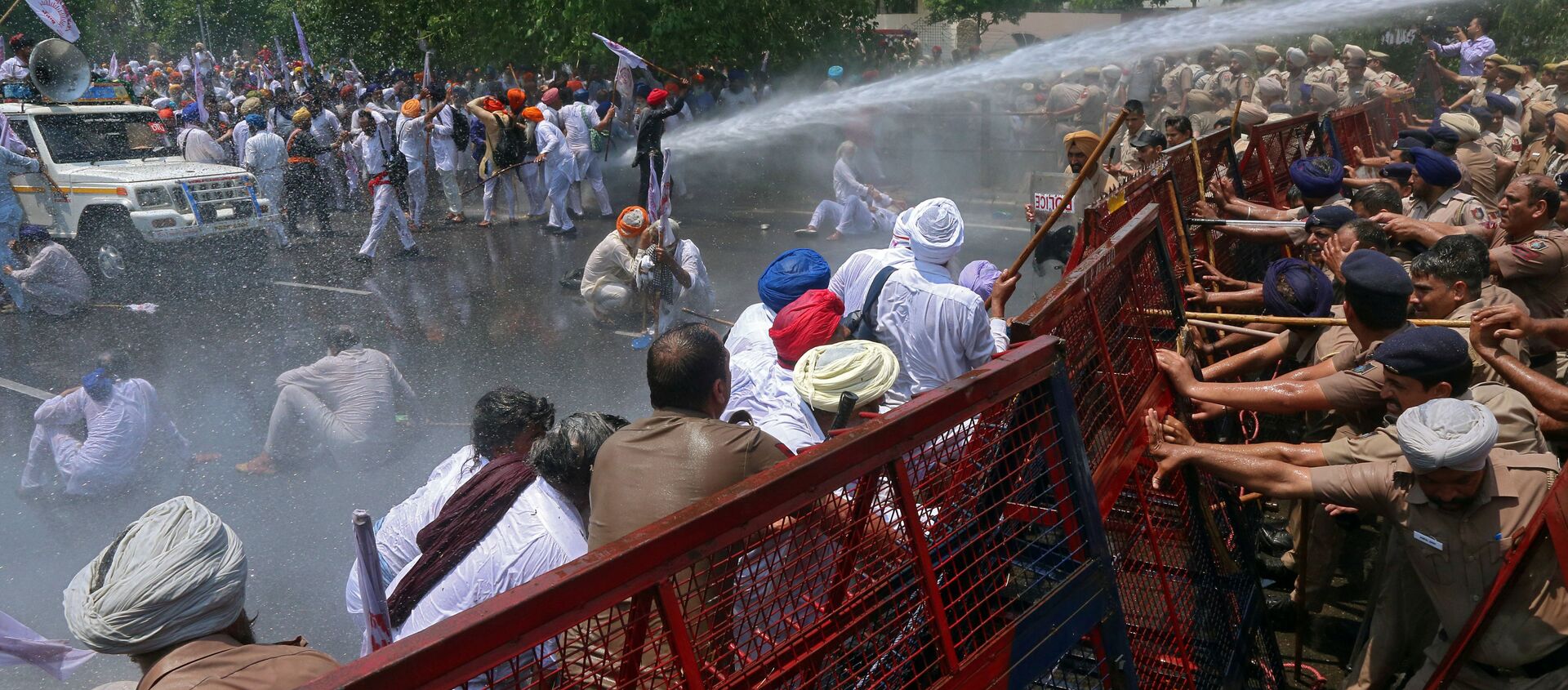 الشرطة الهندية تفض تجمع المتظاهرين في شانديغار، الهند، 14 مايو/ أيار 2019. - سبوتنيك عربي, 1920, 28.11.2020