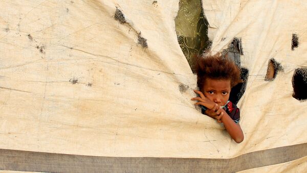 صورة لطفلة يمنية في معسكر مؤقت في منطقة عبس، في محافظة حجة شمال غرب اليمن في 13 مايو/ أيار 2019 - سبوتنيك عربي