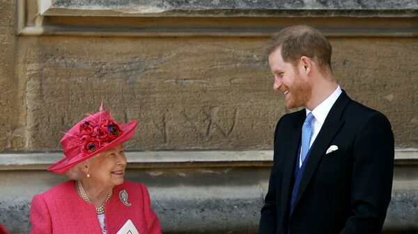 الأمير البريطاني هاري وجدته الملكة إليزابيث في حفل زفاف السيدة غابرييلا وندسور وتوماس كينغستون، في كنيسة القديس جورج، في قلعة وندسور، بالقرب من لندن، بريطانيا، 18 مايو/أيار 2019 - سبوتنيك عربي