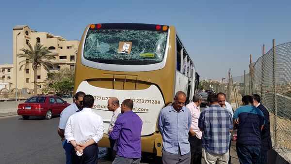 حافلة سياح تضررت نتيجة التفجير - سبوتنيك عربي