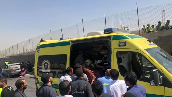 سيارات الإسعاف تنقل مصابين انفجار عبوة ناسفة بالقرب من حافلة سياحية في القاهرة - سبوتنيك عربي