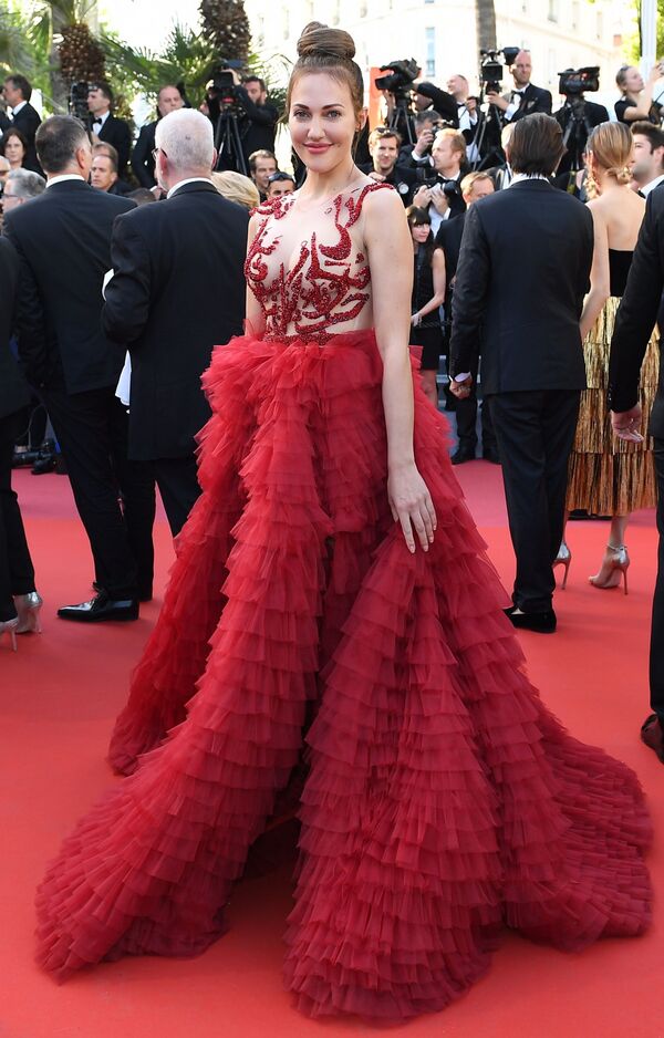 الممثلة والمخرجة الألمانية-التركية ميريام أوزرلي على السجادة الحمراء لمهرجان كان السينمائي الدولي في نسخته الـ72 - سبوتنيك عربي