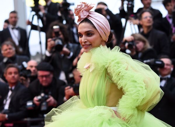 الممثلة وعارضة الأزياء الهندية ديبيكا بادوكون على السجادة الحمراء لمهرجان كان السينمائي الدولي في نسخته الـ72 - سبوتنيك عربي