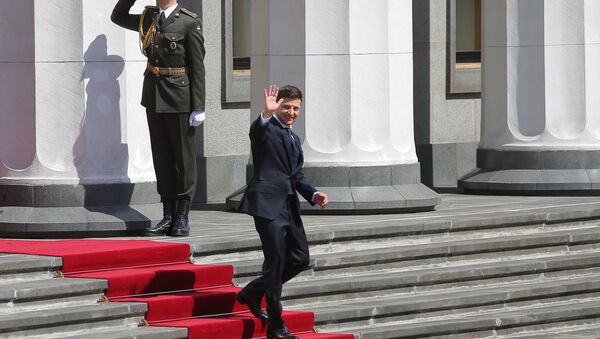 فلاديمير زيلينسكي يؤدي اليمين الدستوري في قاعة البرلمان ويتولى منصب رئيس أوكرانيا، كييف 20 مايو/ أيار 2019 - سبوتنيك عربي