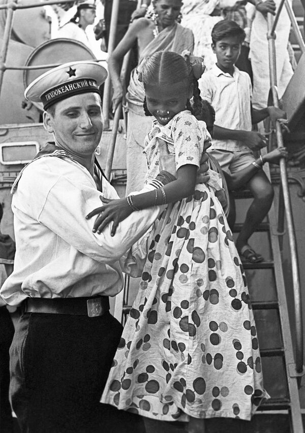 بحار سوفيتي على متن سفينة مع أطفال هنديين، أثناء زيارة سفن الأسطول الأحمر التابعة للمحيط الهادئ إلى الهند، 1968 - سبوتنيك عربي