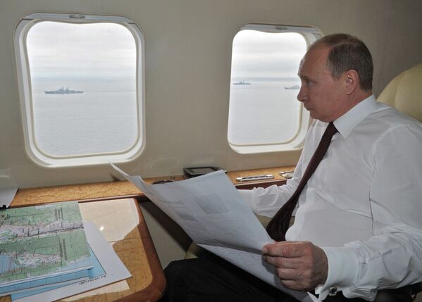 الرئيس الروسي فلاديمير بوتين على متن طائرة هليكوبتر تحلق فوق منطقة المناورات البحرية لأسطول المحيط الهادئ، 2013 - سبوتنيك عربي
