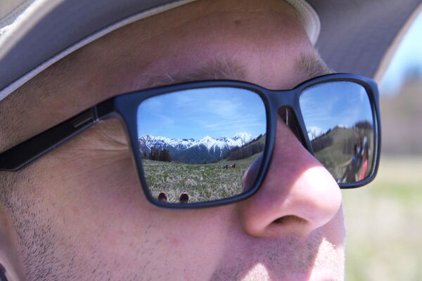 انعكاس على نظارات سائح لمراعي أباغو في الجزء الشمالي من المحمية الطبيعية القوقازية باسم خ. غ. شابوشنيكوف - سبوتنيك عربي