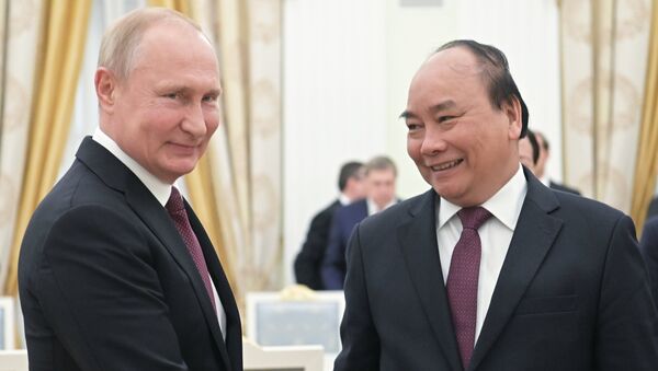 الرئيس الروسي فلاديمير بوتين نع رئيس الوزراء الفيتنامي نجوين شوان فوك - سبوتنيك عربي