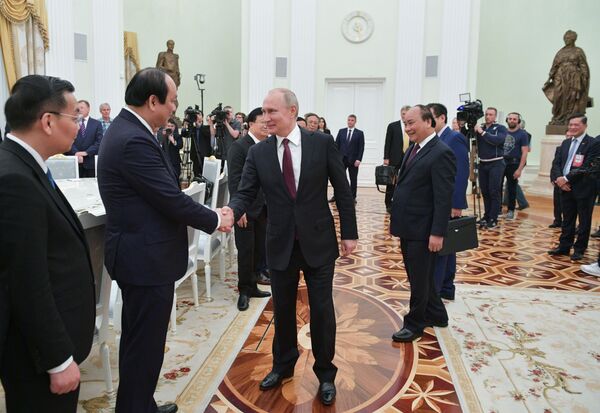 الرئيس الروسي فلاديمير بوتين يلتقي مع رئيس الوزراء الفيتنامي نغوين سوان فوك، 22 مايو/ أيار 2019 - سبوتنيك عربي