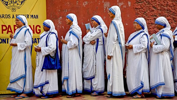 الراهبات الهنديات في طابور للإدلاء بصوتهن في الانتخابات في كلكتا، الهند 19 مايو/ أيار 2019 - سبوتنيك عربي