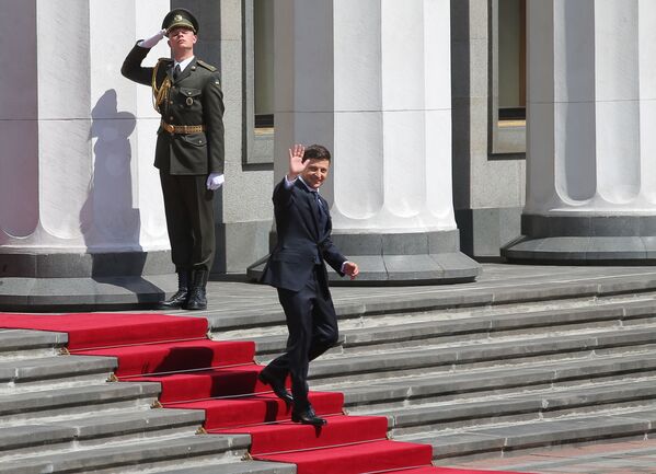رئيس أوكرانيا فلاديمير زيلينسكي بعد مرااسم تنصيبه رئيسا للباد يخرج من مبنى البرلمان الأوكراني في كييف - سبوتنيك عربي