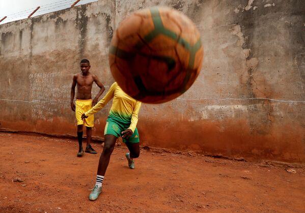 غايل دولي أشيري، 17 سنة، فتاة تم تدريبها كمدربة لكرة القدم في الكاميرون ، 3 مايو/ أيار 2019 - سبوتنيك عربي
