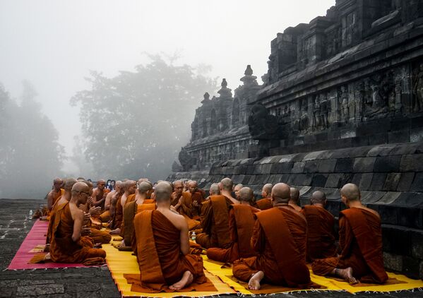 الرهبان البوذيين خلال صلاة عشية عيد ميلاد بوذا في معبد بوروبودور، إندونيسيا 18 مايو/ أيار 2019 - سبوتنيك عربي