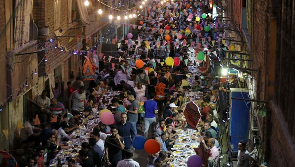 مائدة إفطار رمضاني جماعي في أحياء القاهرة - سبوتنيك عربي