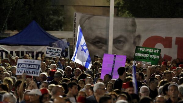 إسرائيليون يحتجون على تشريع يعفي نتنياهو من المحاكمة في تل أبيب - سبوتنيك عربي