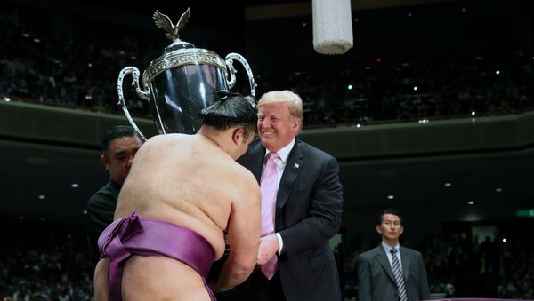 الرئيس الأمريكي دونالد ترامب يحضر مباراة سومو في اليابان، ويمنح جائزة باسمه، 26 مايو/أيار 2019 - سبوتنيك عربي