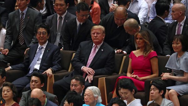 الرئيس الأمريكي دونالد ترامب وزوجته ميلانيا ترامب يحضران مباراة سومو في اليابان، 26 مايو/أيار 2019 - سبوتنيك عربي
