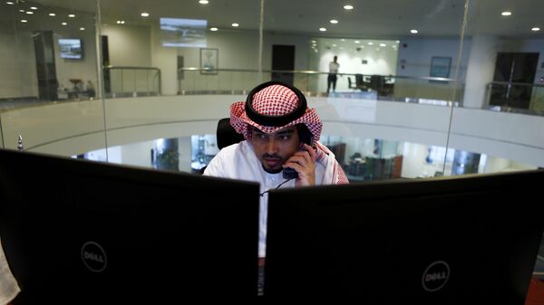 متداول سعودي يراقب سوق الأسهم على الشاشات في الرياض - سبوتنيك عربي