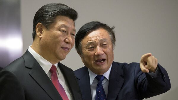 مؤسس هواوي رن زهينغفي متحدثاً إلأى الرئيس الصيني شي جين بينغ في أثناء تواجده في مكتب الشركة في لندن - سبوتنيك عربي