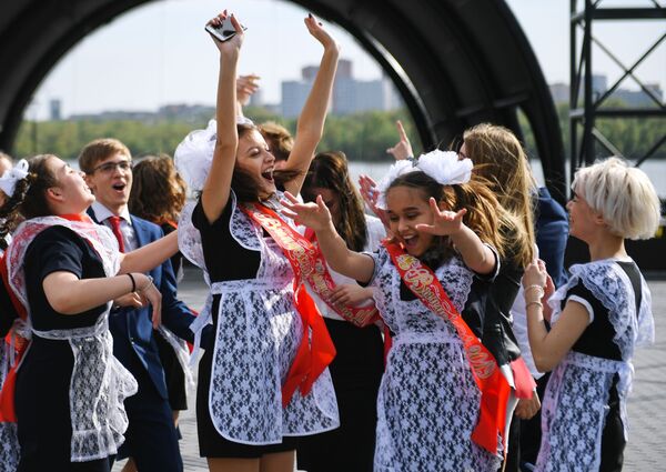 تلاميذ خلال مراسم الاحتفال بـ الجرس الأخير في الضفة ميخايلوفسكايا في نوفوسيبيرسك، روسيا - سبوتنيك عربي