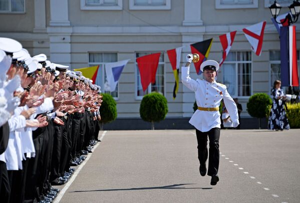 تلاميذ خلال مراسم الاحتفال بـ الجرس الأخير في معهد ناخيموف للقوات البحرية العسكرية في سيفاستوبل، القرم - سبوتنيك عربي