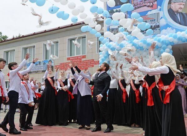 تلاميذ خلال مراسم الاحتفال بـ الجرس الأخير في مدرسة رقم 1 في بلدة أخمات-يورت، الشيشان، روسيا - سبوتنيك عربي