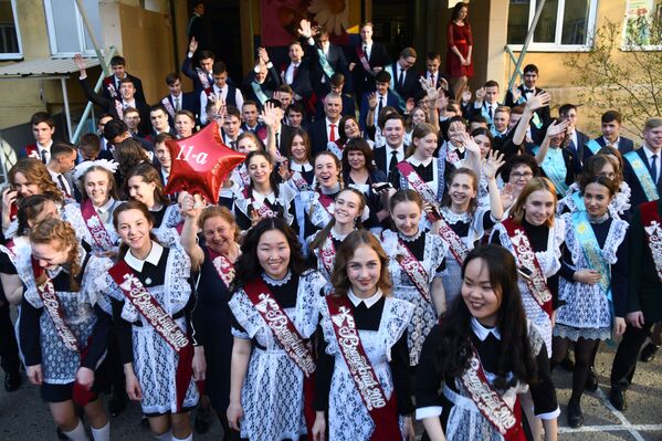تلاميذ خلال مراسم الاحتفال بـ الجرس الأخير في مدرسة رقم9 في تشيتا، روسيا - سبوتنيك عربي
