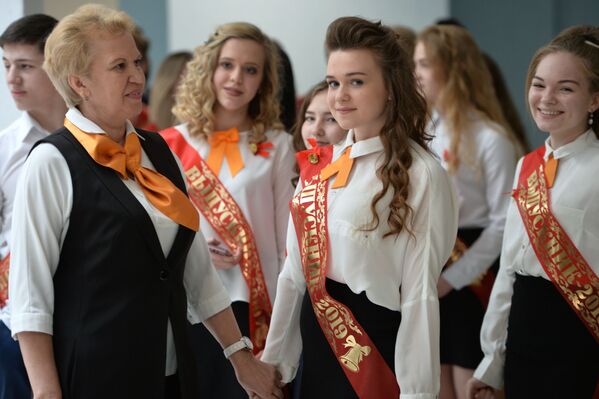 تلاميذ خلال مراسم الاحتفال بـ الجرس الأخير في مدرسة رقم 23 في يكاترينبورغ، روسيا - سبوتنيك عربي