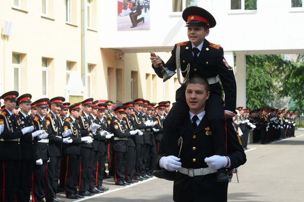 تلاميذ خلال مراسم الاحتفال بـ الجرس الأخير في معهد موسكو الرئاسي باسم م. أ. شولوخوف لقوات الحرس الوطني الروسي - سبوتنيك عربي