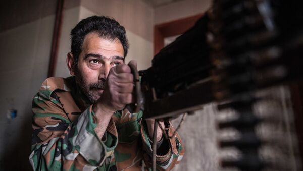 جندي سوري يراقب مدينة حمص - سبوتنيك عربي
