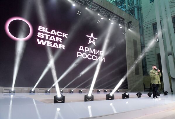 مغني الراب الروسي الشهير تيماتي (Black Star) صاحب العلامة التجارية بلاك ستار، عرض أزياء بلاك ستار وير (Black Star Wear) بالتعاون مع محل تجاري لسلسلسة ملابس أرميا روسيي (الجيش الروسي) - سبوتنيك عربي