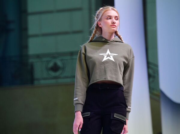 عرض أزياء بلاك ستار وير (Black Star Wear) بالتعاون مع محل تجاري لسلسلسة ملابس أرميا روسيي (الجيش الروسي) - سبوتنيك عربي