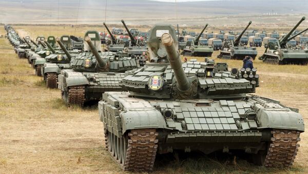 دبابات تي-80 وتي-72 تشارك في مسابقة فوستوك-2018 العسكري - سبوتنيك عربي