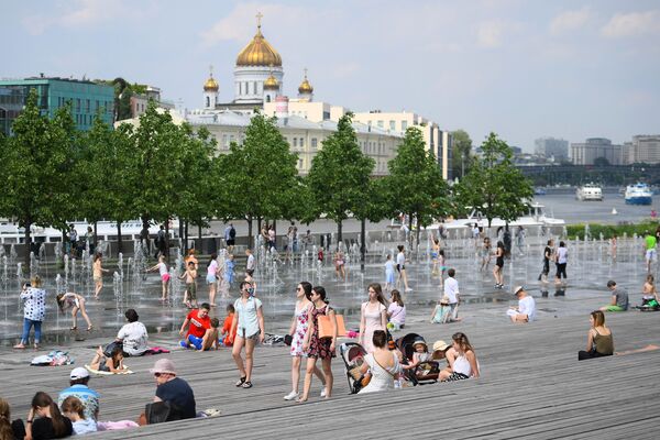 المواطنون والسياح يستجمون بجوار نافورة حديقة موزيون في موسكو - سبوتنيك عربي