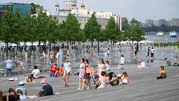 المواطنون والسياح يستجمون بجوار نافورة حديقة موزيون في موسكو - سبوتنيك عربي