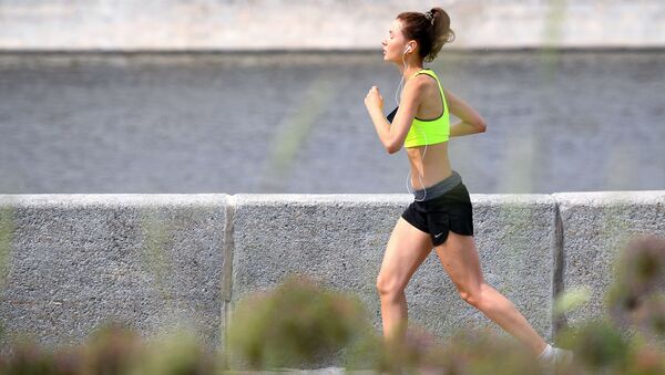 فتاة تمارس رياضة الركض في إحدى شوارع موسكو - سبوتنيك عربي