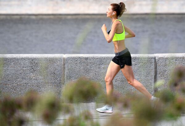 فتاة تمارس رياضة الركض في إحدى شوارع موسكو - سبوتنيك عربي