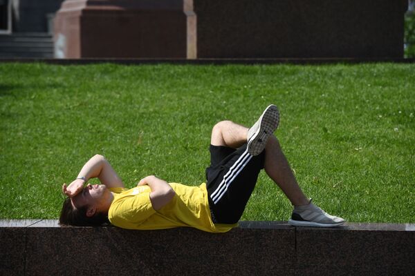 شاب يستلقي في ساحة مانيجنايا في موسكو - سبوتنيك عربي
