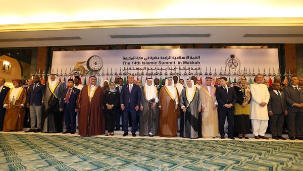 وزراء خارجية منظمة التعاون الإسلامي يلتقطون صورة جماعية خلال اجتماع تحضيري للقمة الخليجية والعربية والإسلامية بجدة - سبوتنيك عربي