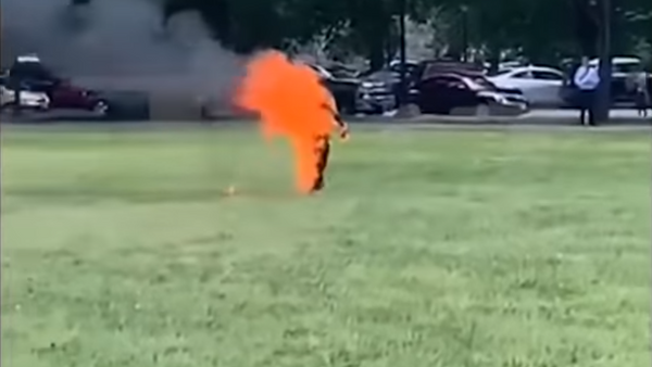 رجل يشعل نفسه بحديقة البيت الأبيض - سبوتنيك عربي