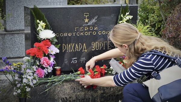 وضع الزهور على قبر زورغي في اليابان - سبوتنيك عربي
