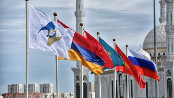 ِأعلام الدول الأعضاء في الاتحاد الأوراسي، روسيا وكازاخستان وقرغيزيا وبيلاروسيا وأرمينيا - سبوتنيك عربي