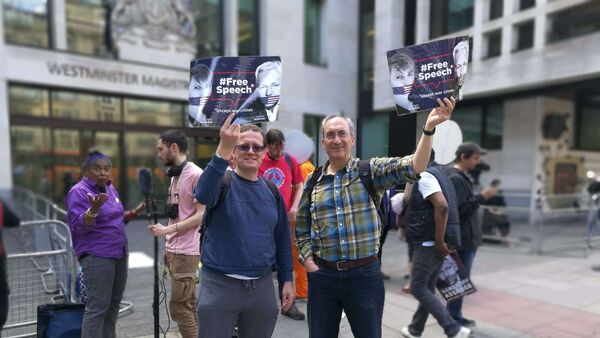 احتجاجات مؤيدي أسانج أمام المحكمة في بريطانيا - سبوتنيك عربي