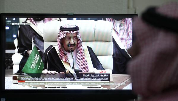صحفي يتابع خطاب العاهل السعودي الملك سلمان بن عبد العزيز على شاشة التلفزيون في المركز الإعلامي خلال القمة الإسلامية الرابعة عشرة في مكة، 30 مايو/أيار 2019 - سبوتنيك عربي