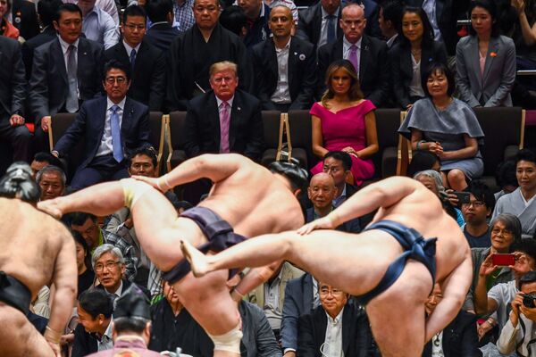 الرئيس الأمريكي دونالد ترامب والسيدة الأولى الأمريكية ميلانيا ترامب بجانب رئيس الوزراء الياباني شينزو آبي وزوجته في عرض السومو في طوكيو، 26 مايو/ أيار 2019 - سبوتنيك عربي