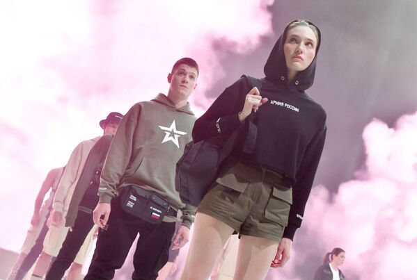 عرض أزياء بلاك ستار وير (Black Star Wear) بالتعاون مع محل تجاري لسلسلسة ملابس أرميا روسيي (الجيش الروسي) - سبوتنيك عربي