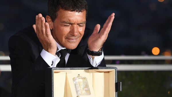 الممثل أنطونيو بانديراس، الحائز على جائزة أفضل ممثل عن دوره في فيلم الألم والمجد (Dolor y gloria)، أثناء جلسة تصوير الفائزين في الحفل الختامي لمهرجان كان السينمائي الدولي الثاني والسبعين - سبوتنيك عربي