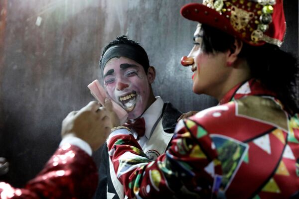 مهرجون يستعدون  للمشاركة في عرض أثناء احتفالات يوم المهرج في بيرو في ليما، بيرو، 25 مايو/ أيار 2019 - سبوتنيك عربي